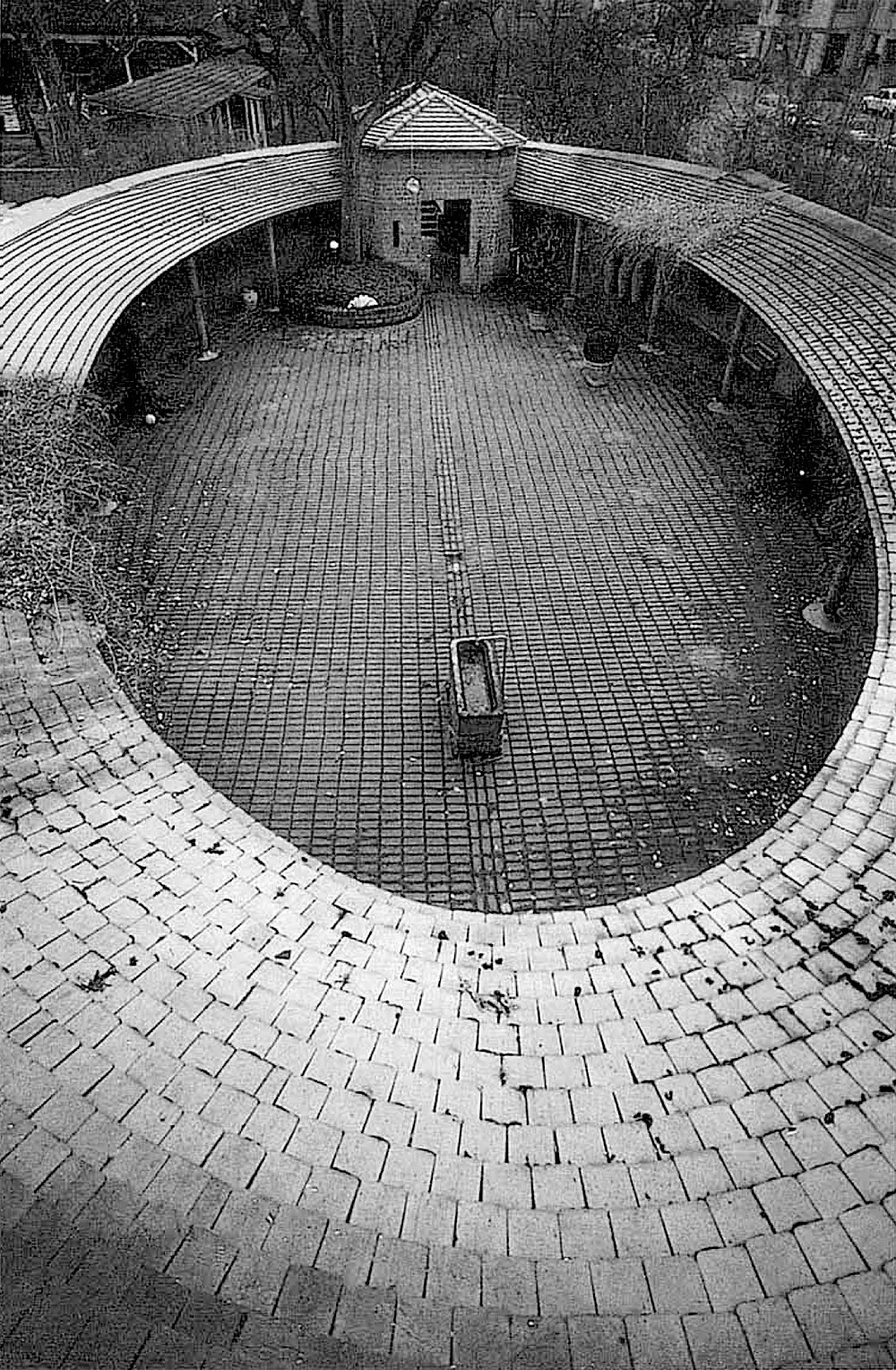 FOTO 9 - Patio empedrado Casa Josef Stein en su patio circular