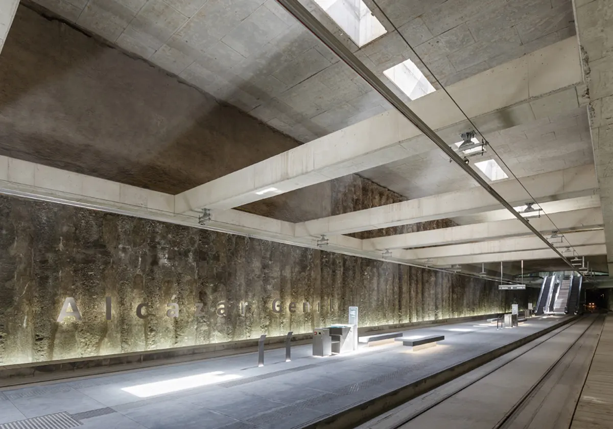 Estación Alcázar del Genil: nave longitudinal con plataformas enfrentadas