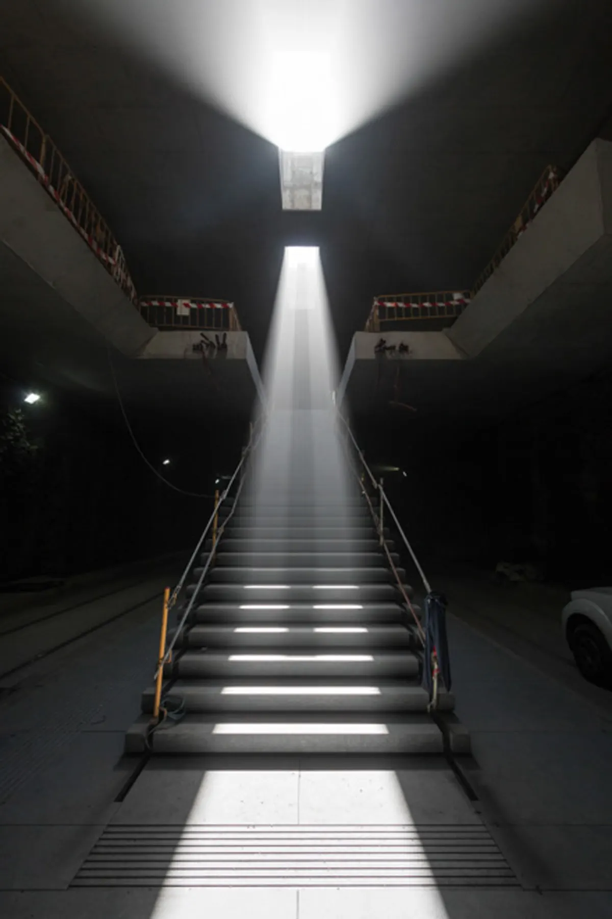 Estación Alcázar del Genil: escalera de acceso desde el vestíbulo