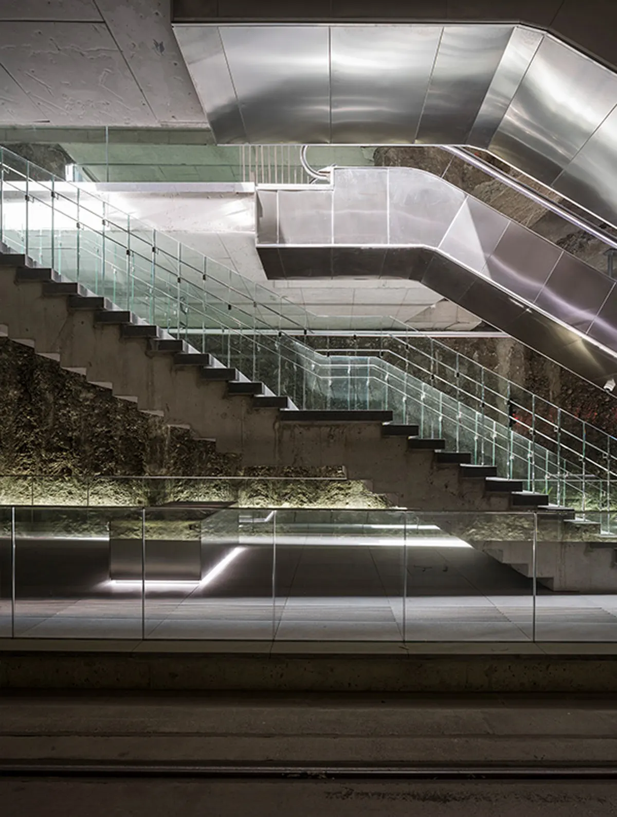 Estación Alcázar del Genil: relación de escaleras mecánicas y lucernarios