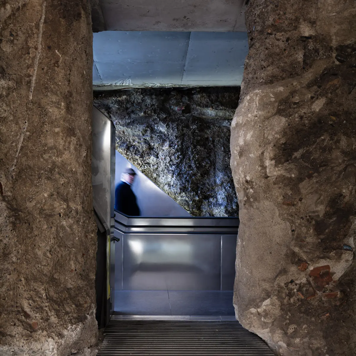 Estación Alcázar del Genil: pilares de hormigón y vitrinas arqueológicas