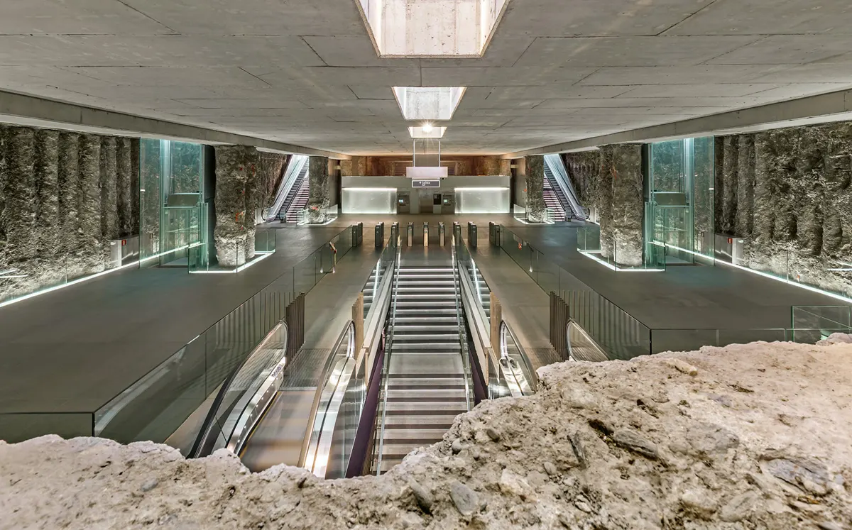 Estación Alcázar del Genil: pasarela elevada y hueco central