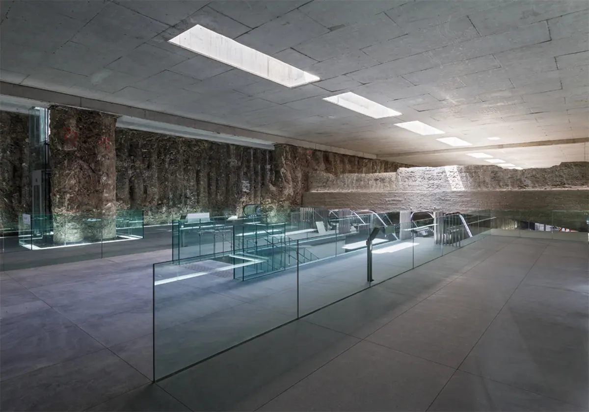 Estación Alcázar del Genil: vista del albercón medieval protegido