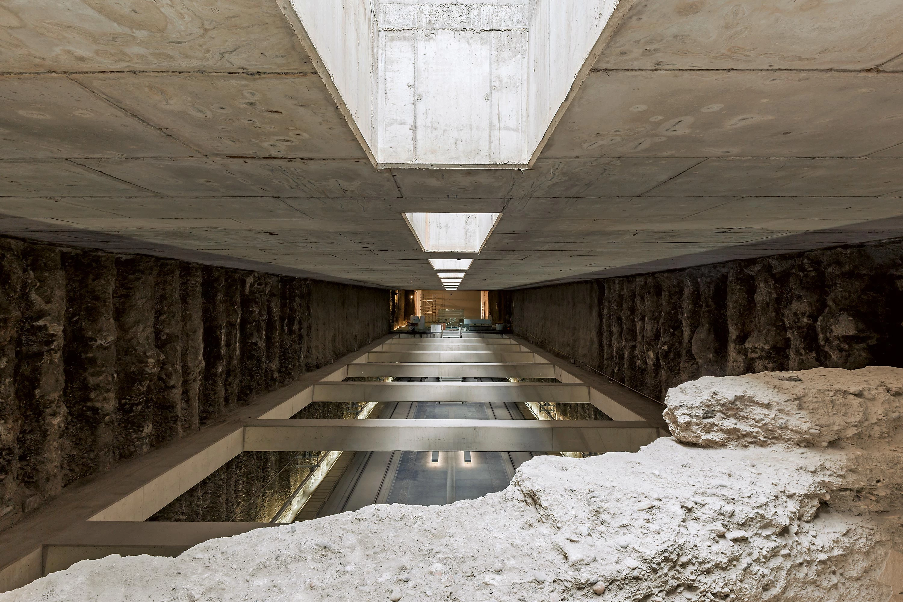 Estación Alcázar del Genil: cubierta baja y restos arqueológicos en nave