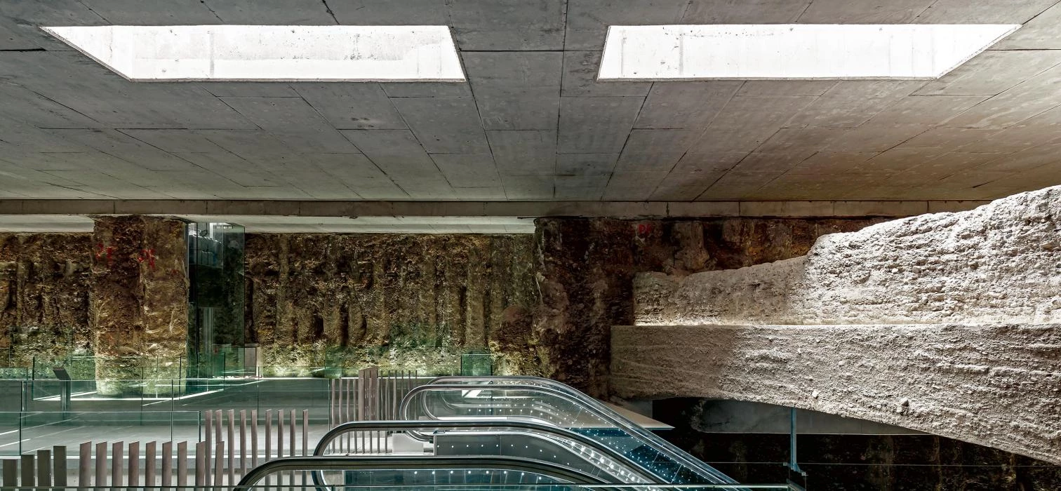 Estación Alcázar del Genil: cruce de pasarelas y barandillas