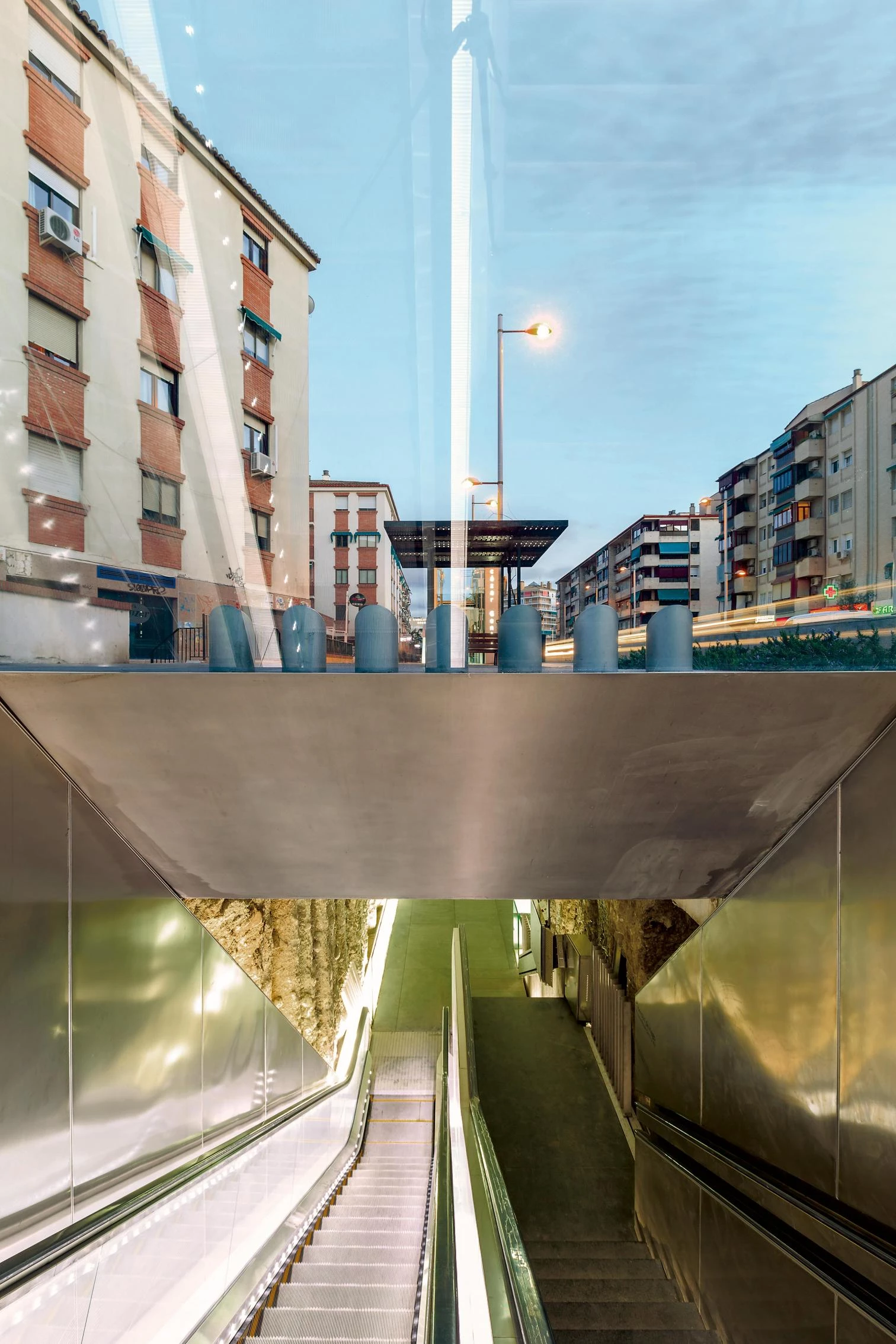 Estación Alcázar del Genil: presencia discreta en superficie