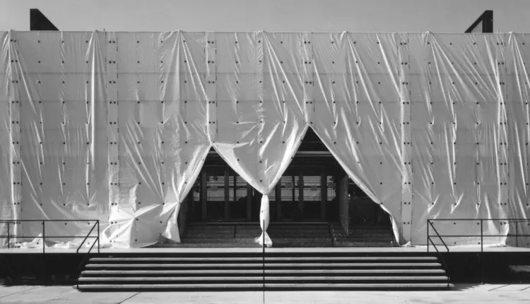 Crown Hall ITT – Acceso principal Crown Hall ITT acceso y plataforma elevada