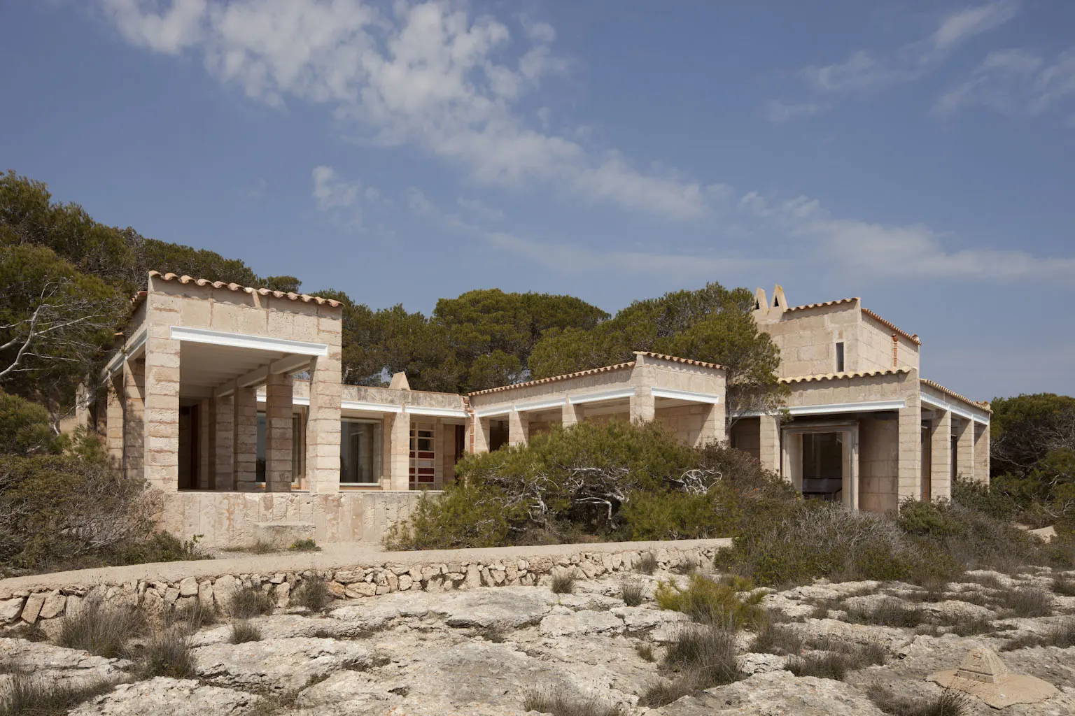 Pabellones de piedra y porches Volúmenes de piedra marés y porches orientados al mar en Can Lis