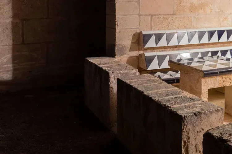 Detalle de banco y encimera de piedra Detalle interior: encimera y banco de piedra tallada en Can Lis