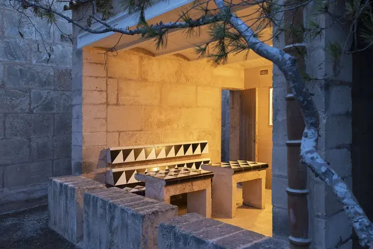 Patio nocturno iluminado Patio nocturno iluminado, textura cálida de la piedra en Can Lis
