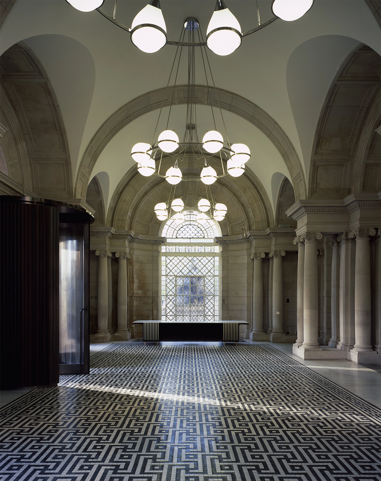 Galerías y arquerías restauradas Tate Britain – pórtico y arquerías interiores restauradas por Caruso St John