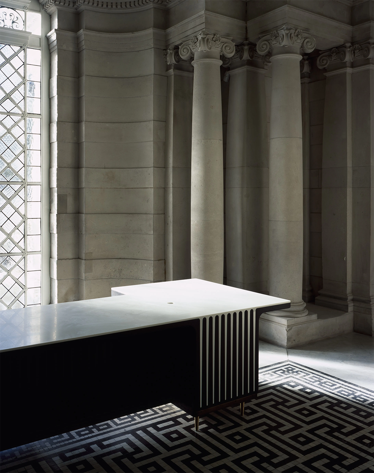 Mostrador y puntos de acogida Tate Britain – mostrador de acceso en piedra y madera junto a columnas