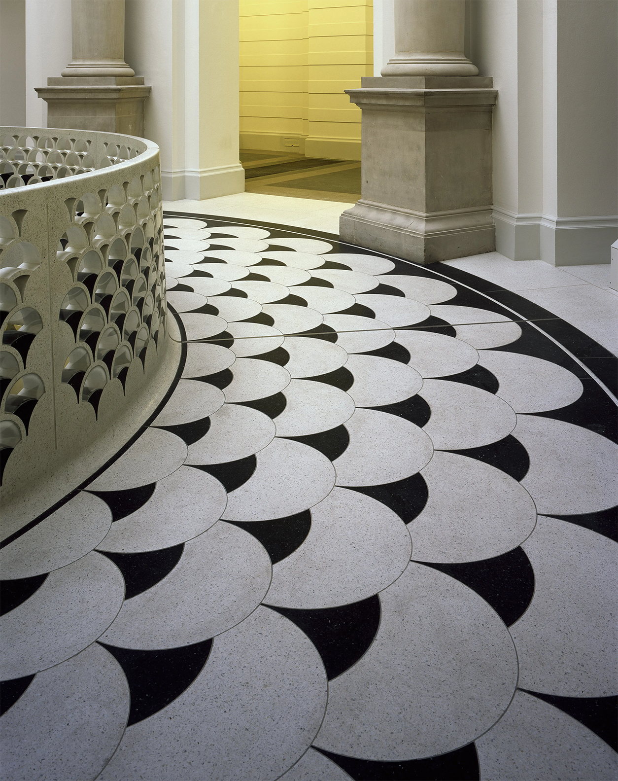 Mosaico geométrico – pavimento de la rotonda Tate Britain – mosaico de suelo con patrón geométrico en la rotonda