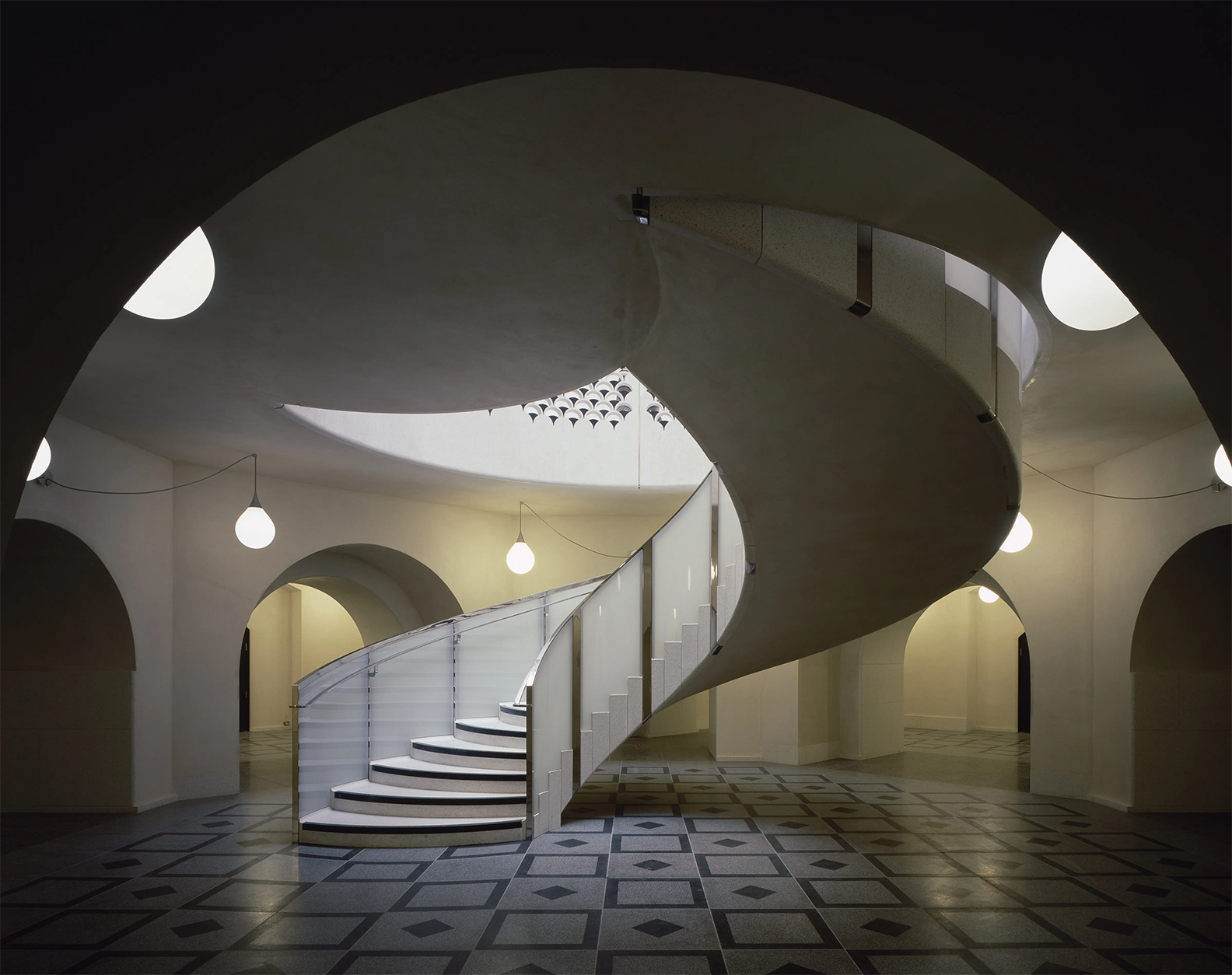 Conexión vertical – rampa y giro Tate Britain – rampa y escalera curva de conexión entre niveles