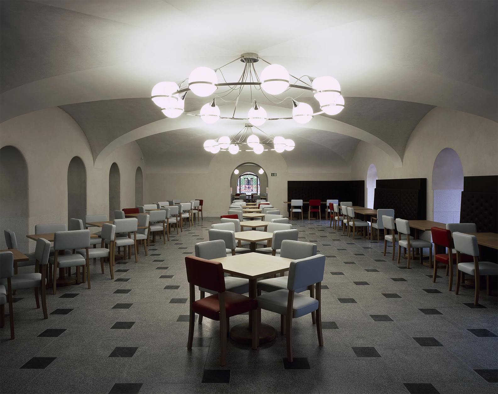 Sala polivalente y soporte a eventos Tate Britain – sala polivalente con mobiliario y luces suspendidas