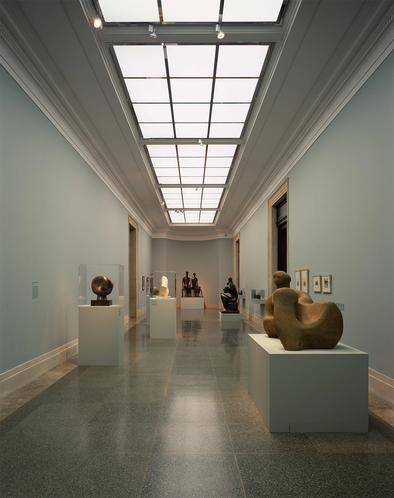 Galería con luz cenital longitudinal Tate Britain – galería superior con lucernarios longitudinales