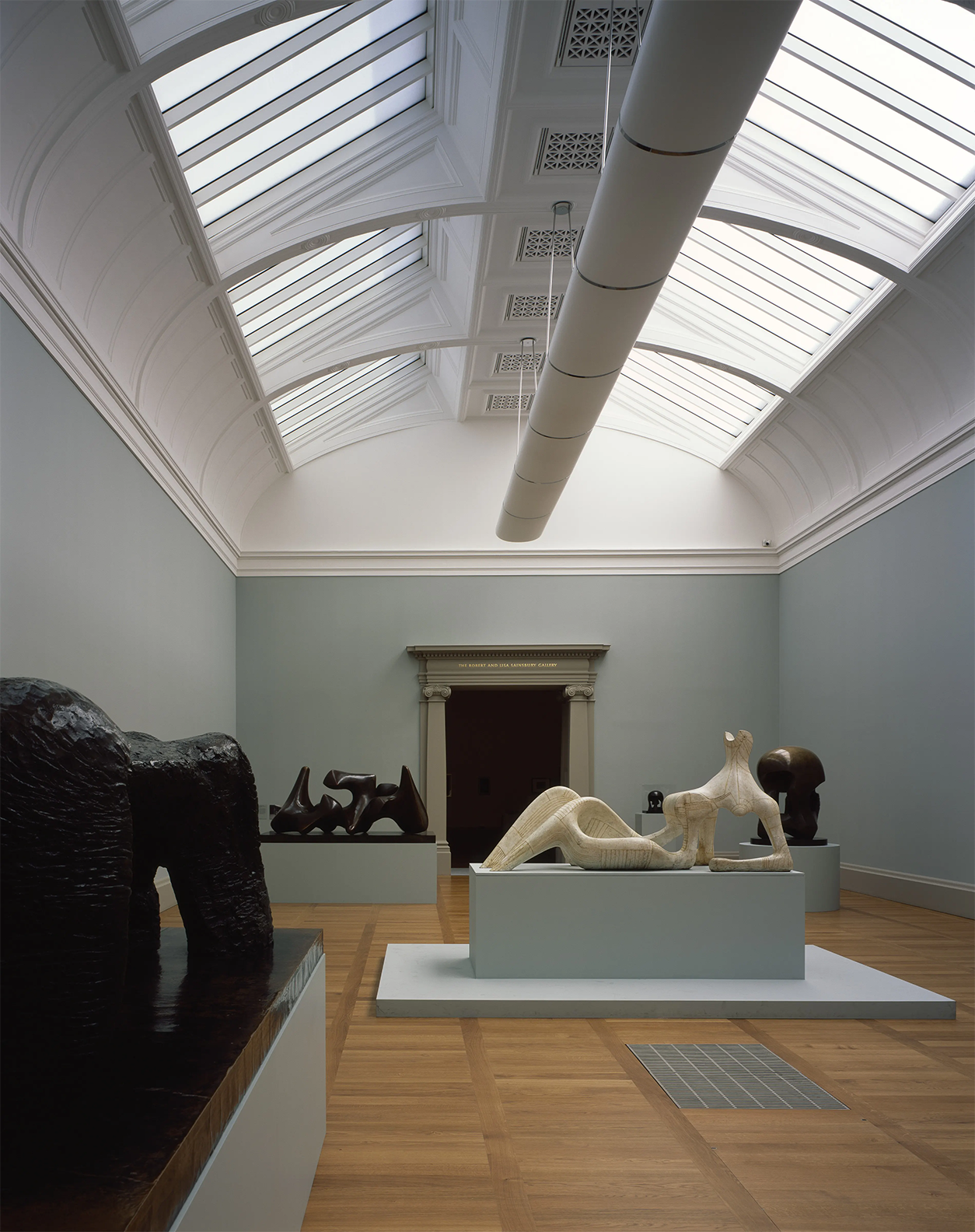 Salas con luz controlada Tate Britain – galería con luz cenital y mobiliario de descanso