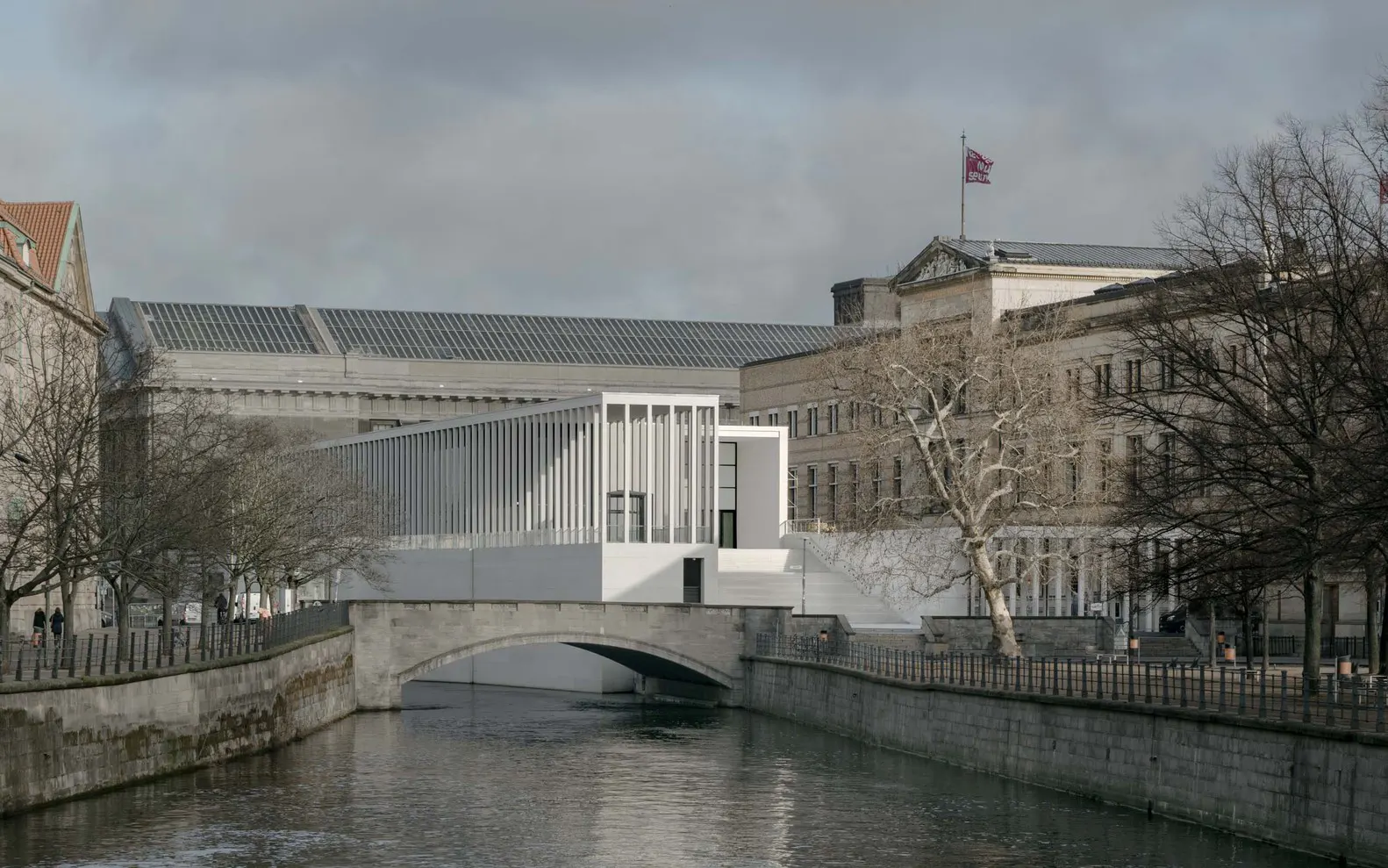 Relación urbana con el conjunto histórico Vista elevada de la James Simon Galerie alineada con el canal y los museos