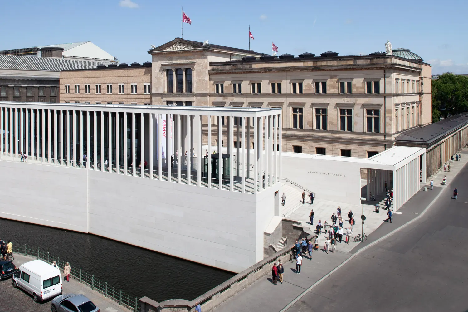 Conexión peatonal sobre el agua Pasarela y borde de agua junto a la James Simon Galerie