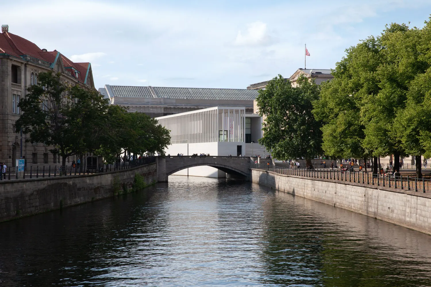 El edificio desde el paseo del canal Vista del canal Spree con la James Simon Galerie al fondo