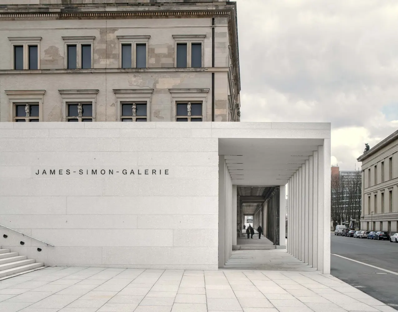 Fachada a nivel de calle Fachada mínima a nivel de calle de la James Simon Galerie
