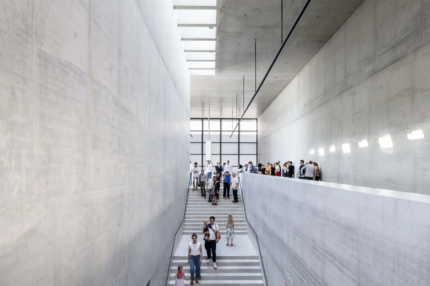 Conexión subterránea — galería de hormigón Galería interior de hormigón curvo con luz rasante