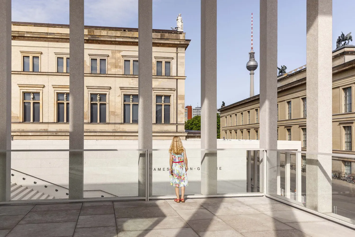 Mirador desde el pórtico Vista enmarcada desde la columnata hacia la Isla de los Museos