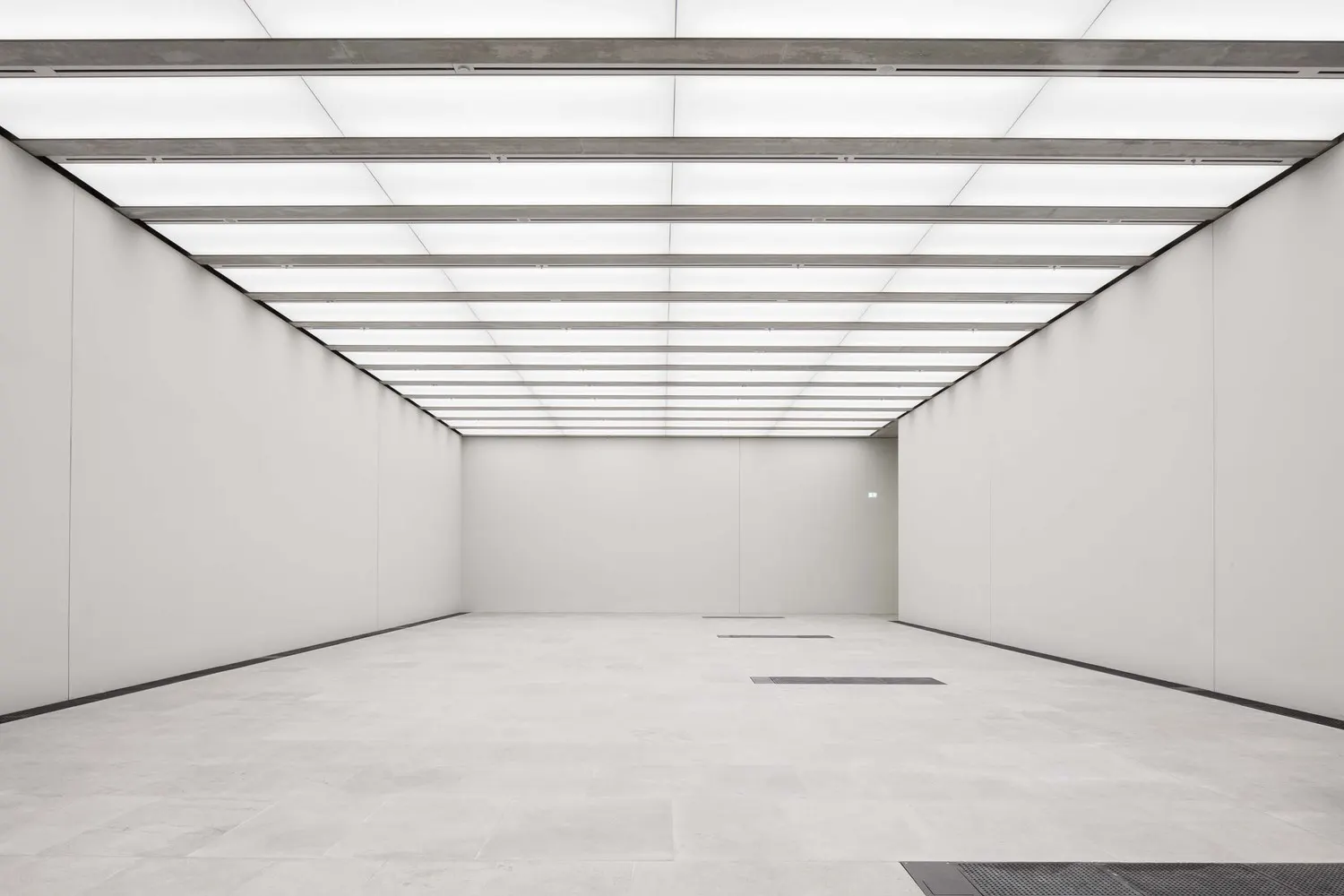 Sala temporal — luz neutra Sala expositiva blanca con luz homogénea en la James Simon Galerie