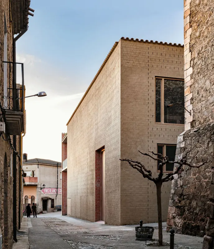 Clos Pachem – acceso desde la calle Clos Pachem HArquitectes – acceso desde la calle y volumenes de ladrillo