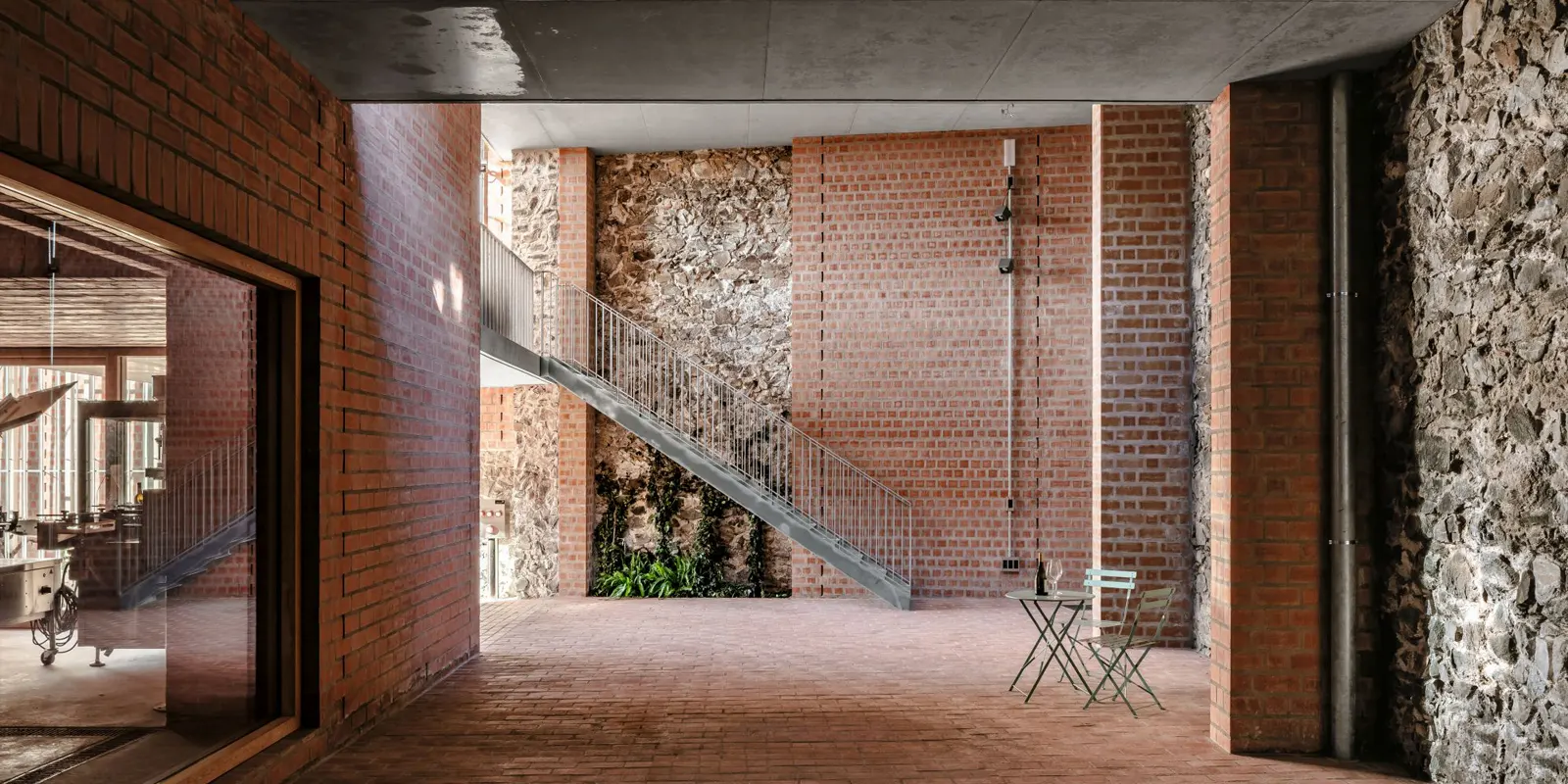 Sala de visita y lamas de madera Clos Pachem HArquitectes – sala de visita con techo de lamas