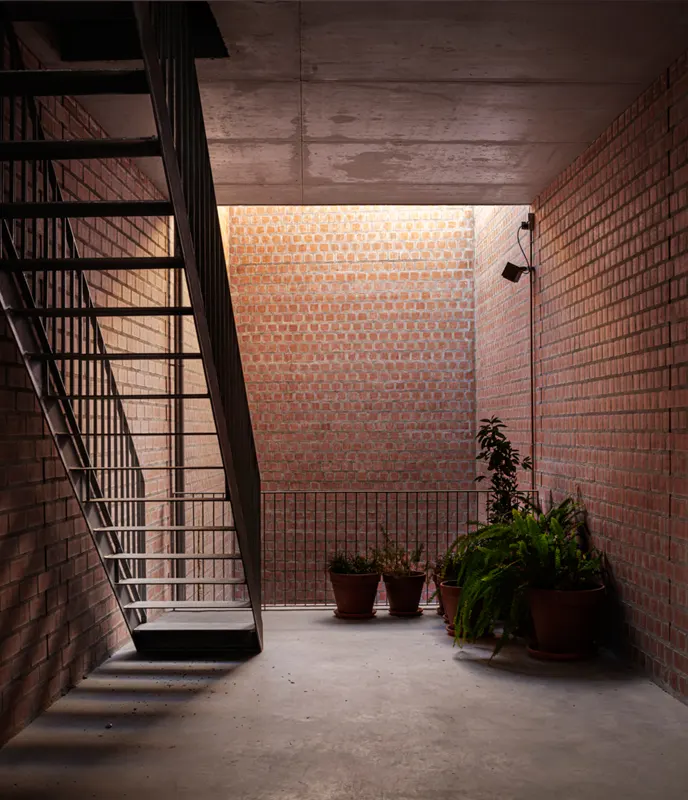 Escalera interior Clos Pachem HArquitectes – escalera interior y textura de ladrillo
