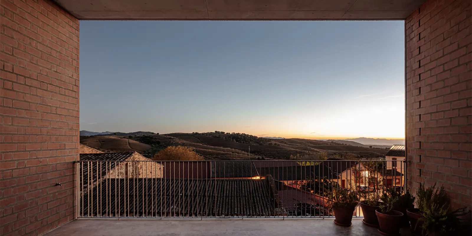 Relación con el paisaje Clos Pachem HArquitectes – alzado hacia el paisaje del Priorat