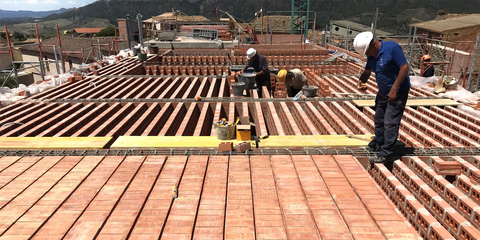 Obra – montaje de sistemas Clos Pachem HArquitectes – puesta en obra del sistema de lamas y pasarelas
