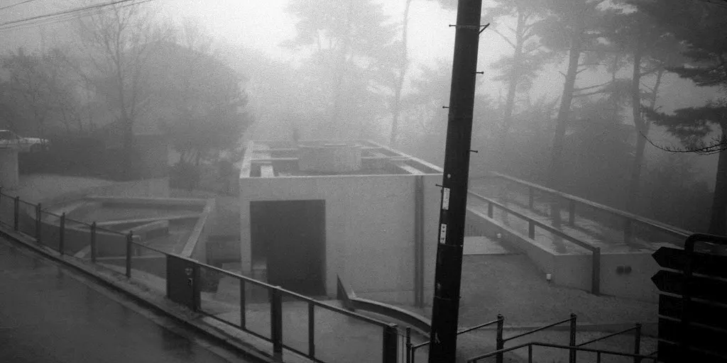 Pasillo longitudinal de la Casa Koshino con luz rasante