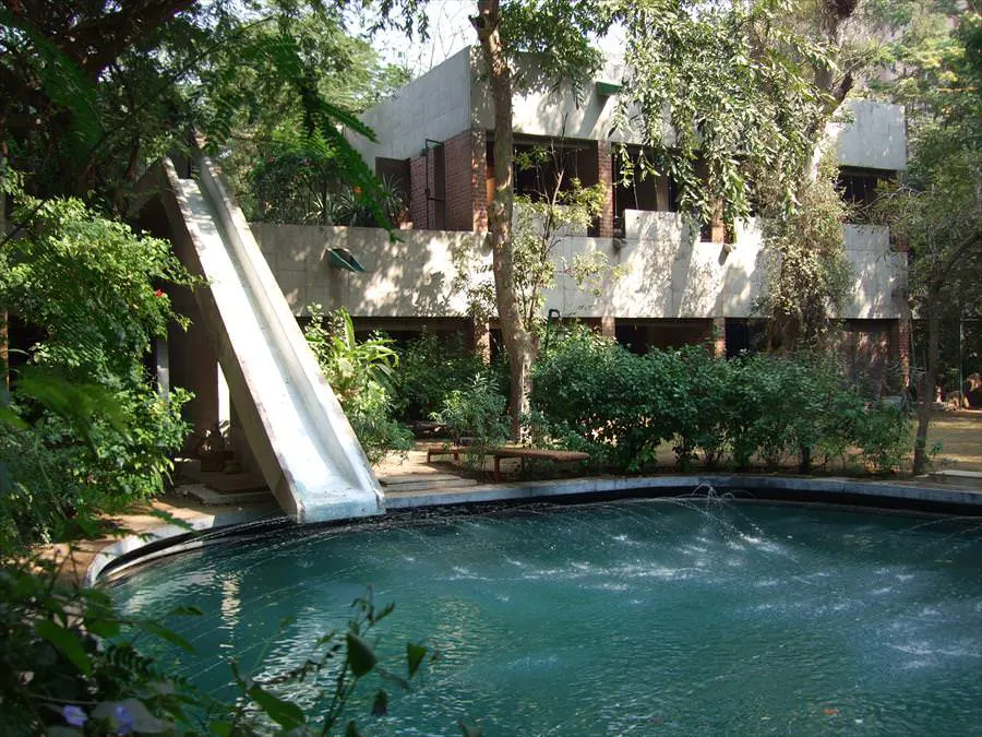 Villa Sarabhai – acceso y jardín Villa Sarabhai: acceso entre vegetación y planos de ladrillo