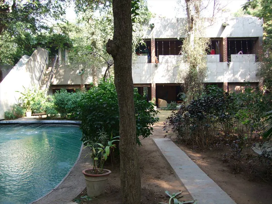 Villa Sarabhai – agua y vegetación Lámina de agua y borde vegetal junto a la casa