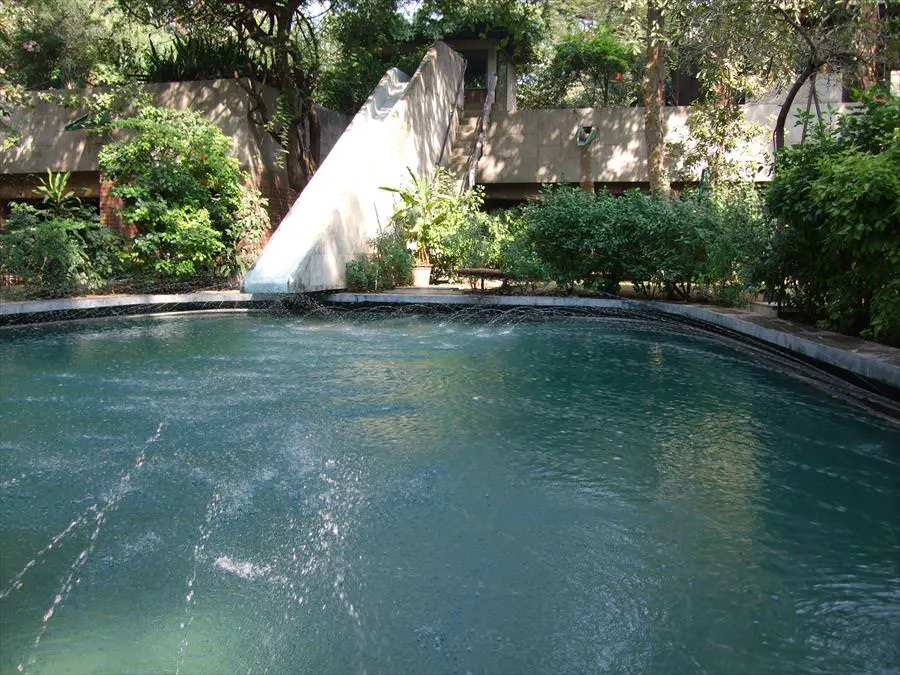 Villa Sarabhai – piscina y sombra Piscina con sombra y control del resplandor