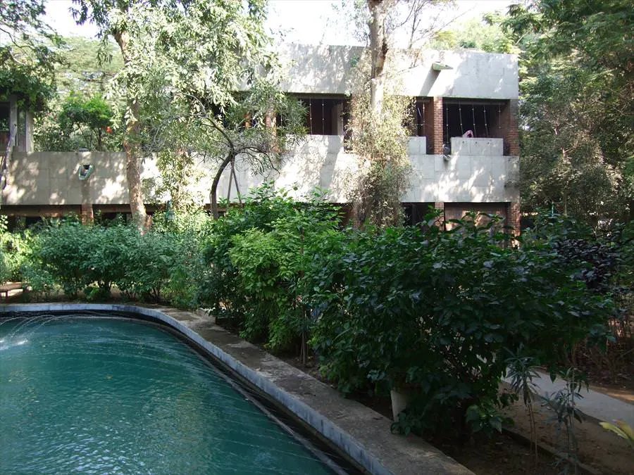 Villa Sarabhai – acceso entre vegetación Camino entre setos hacia el acceso