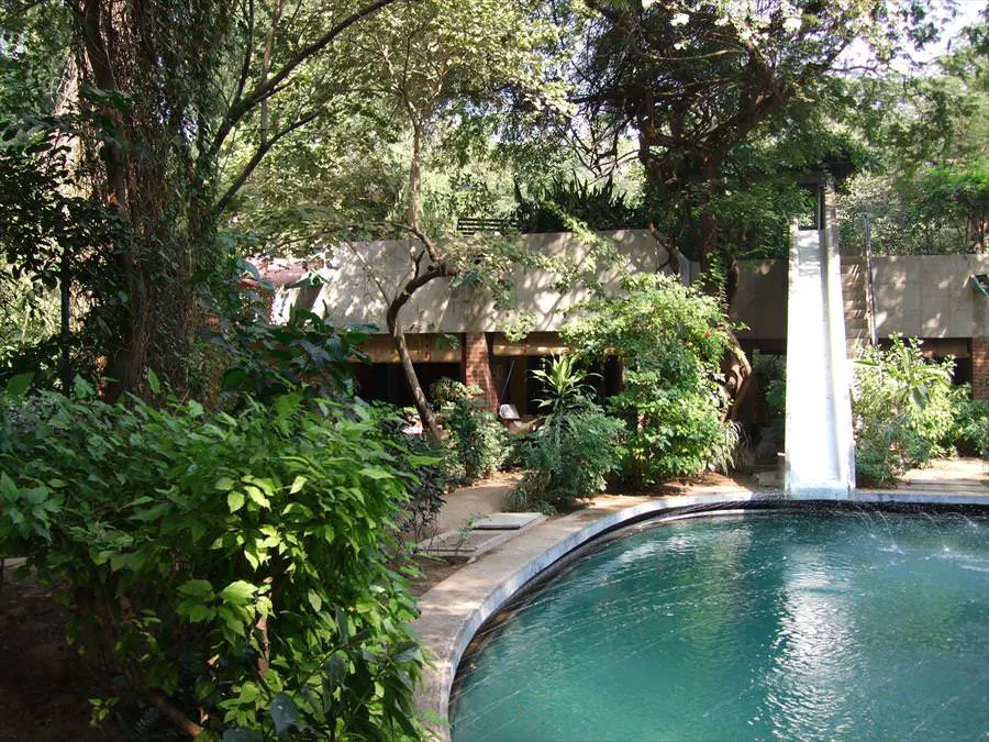Villa Sarabhai – agua como clima Piscina abrazando los volúmenes de la casa