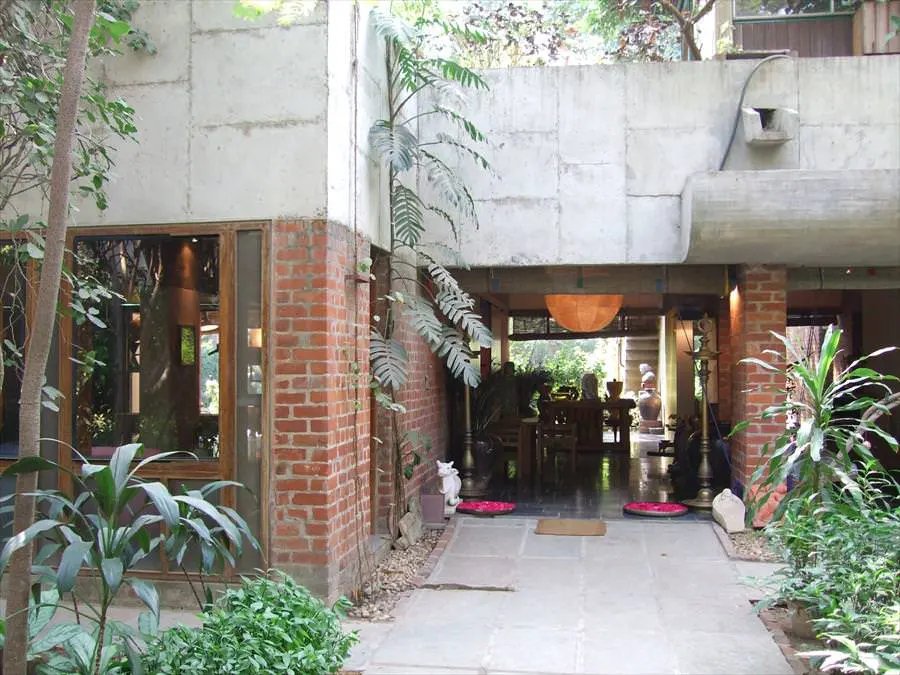 Villa Sarabhai – umbral de acceso Acceso con umbral bajo y vegetación