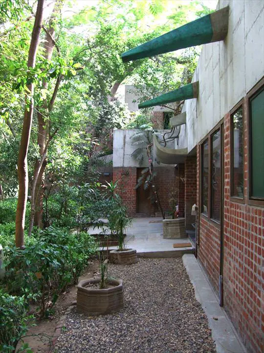 Villa Sarabhai – callejón ventilado Callejón ajardinado con ventilación cruzada