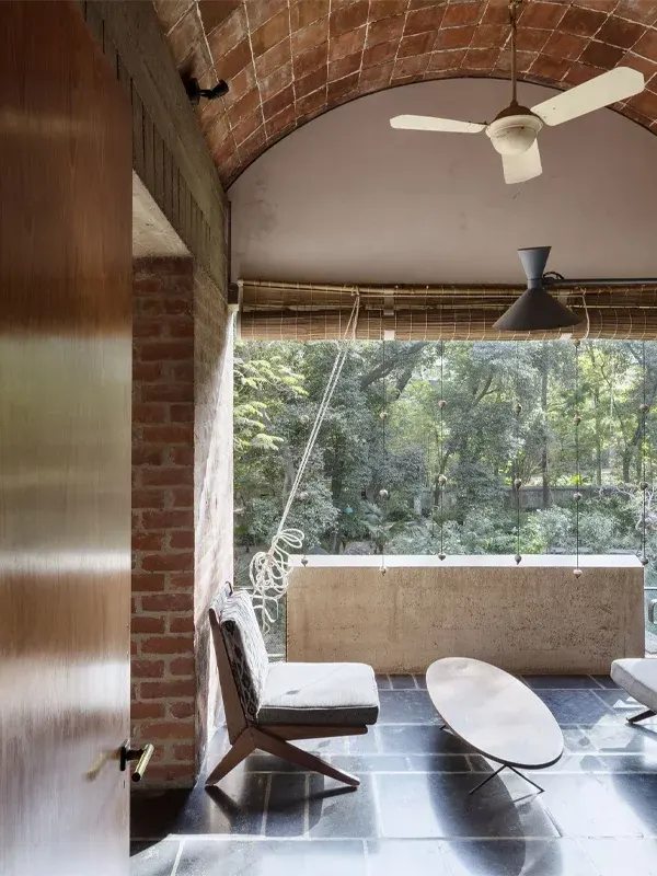 Villa Sarabhai – comedor al jardín Comedor abierto al paisaje con carpintería alta