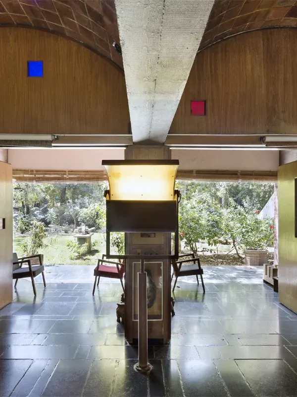 Villa Sarabhai – eje visual al jardín Vista axial desde el comedor hacia el exterior