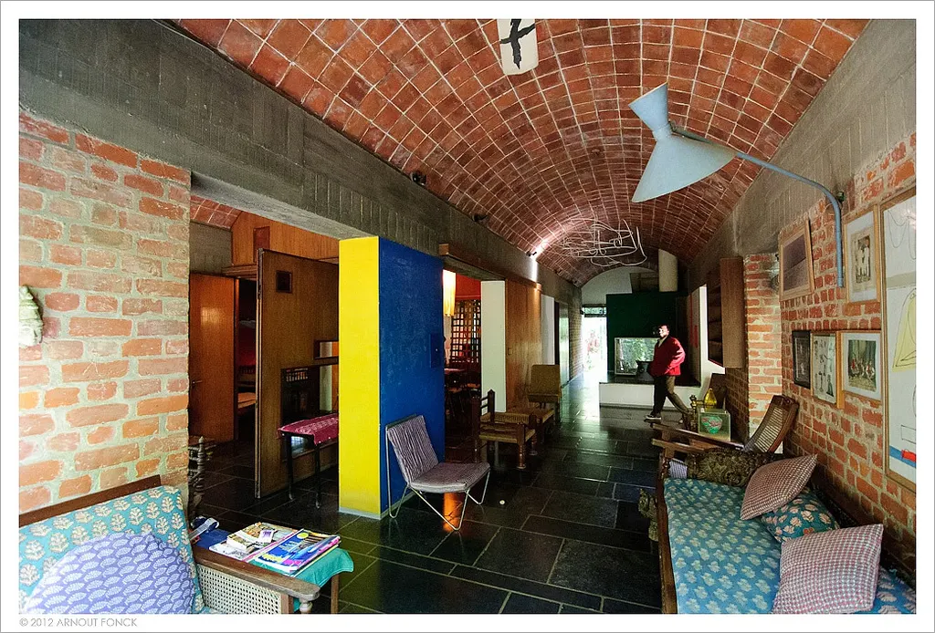 Villa Sarabhai – sala bajo bóvedas Sala con bóvedas de ladrillo y ventilación alta