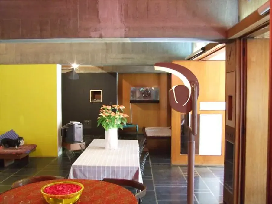Villa Sarabhai – dormitorio Dormitorio con bóveda y mobiliario ligero
