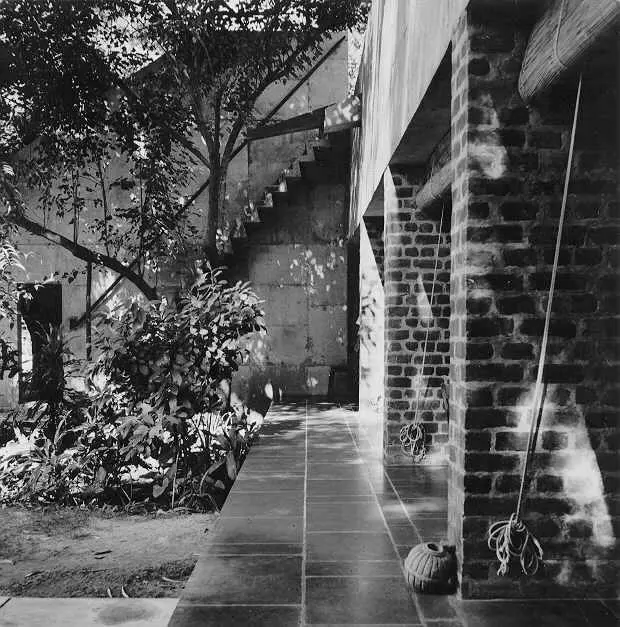 Villa Sarabhai – detalle de borde y agua Encuentro de ladrillo, agua y sombra