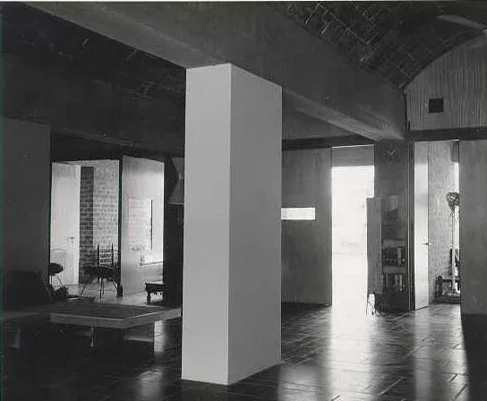 Villa Sarabhai – archivo 6 Archivo: corredor interior con luz rasante