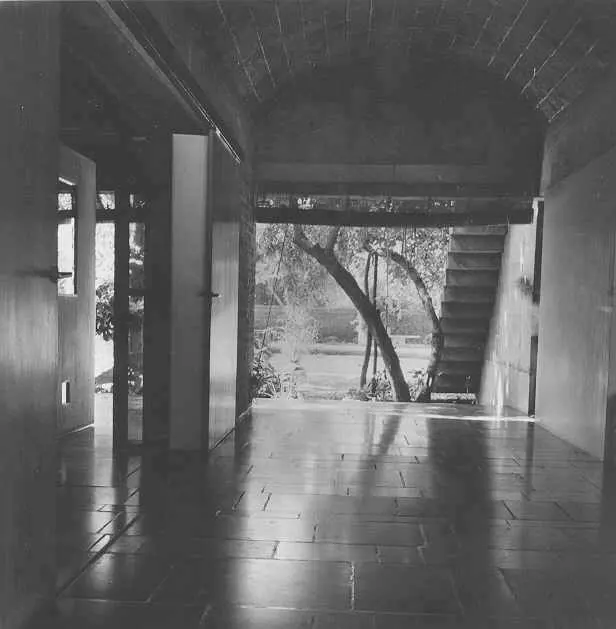 Villa Sarabhai – archivo 7 Archivo: pavimento pétreo y pilares en sala