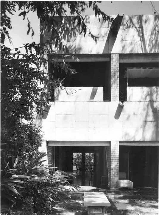 Villa Sarabhai – archivo 8 Archivo: vista exterior histórica entre árboles