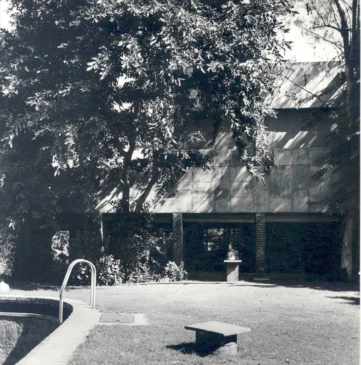 Villa Sarabhai – archivo 9 Archivo: piscina histórica con borde curvo